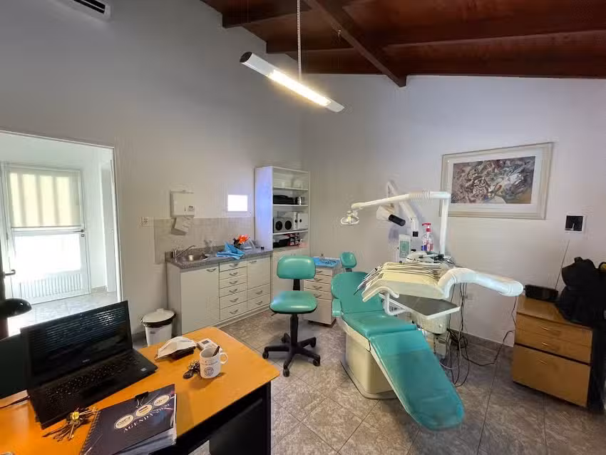 Dr. Josipovich Gabriel, odont&oacute;logo