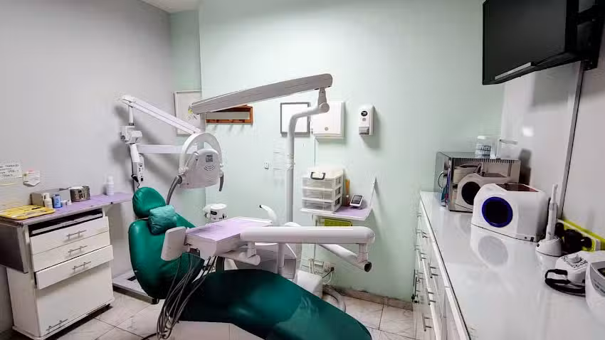 Dr. Matias Gaston Valenzuela, Odont&oacute;logo