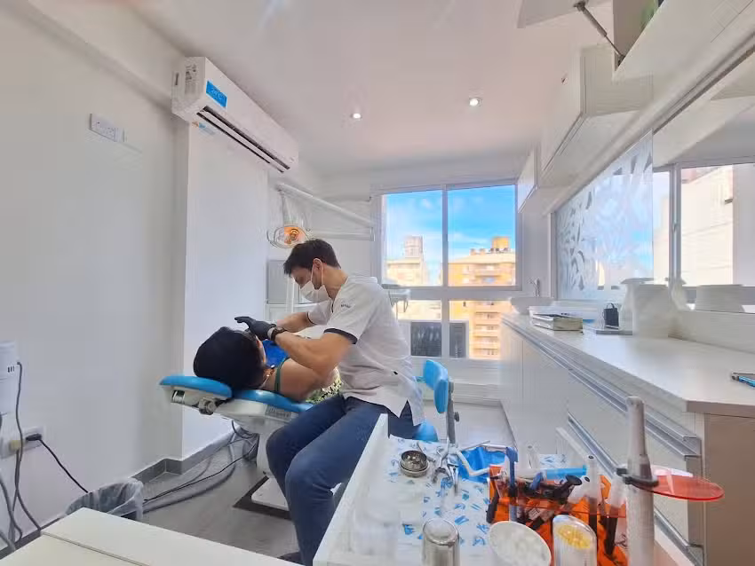 Dr. Maximiliano Navarro | Odontolog&iacute;a Est&eacute;tica e Implantes