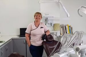 Laura Toros /Esp. En implantes/protesis y coronas sobre implantes/ carillas dentales/ estetica dental y periodontal